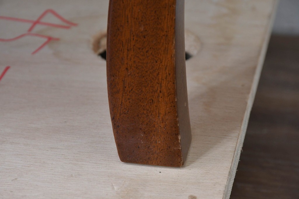 中古　美品　希少な廃番品　LYNN・HOLLYN(リン・ホーリン)　細かな装飾と曲線脚が上品な縦型チェスト　(R-085992)