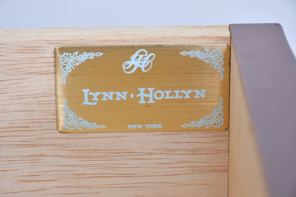 中古　美品　希少な廃番品　LYNN・HOLLYN(リン・ホーリン)　細かな装飾と曲線脚が上品な縦型チェスト　(R-085992)