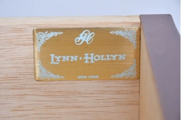中古　美品　希少な廃番品　LYNN・HOLLYN(リン・ホーリン)　細かな装飾と曲線脚が上品な縦型チェスト　(R-085992)