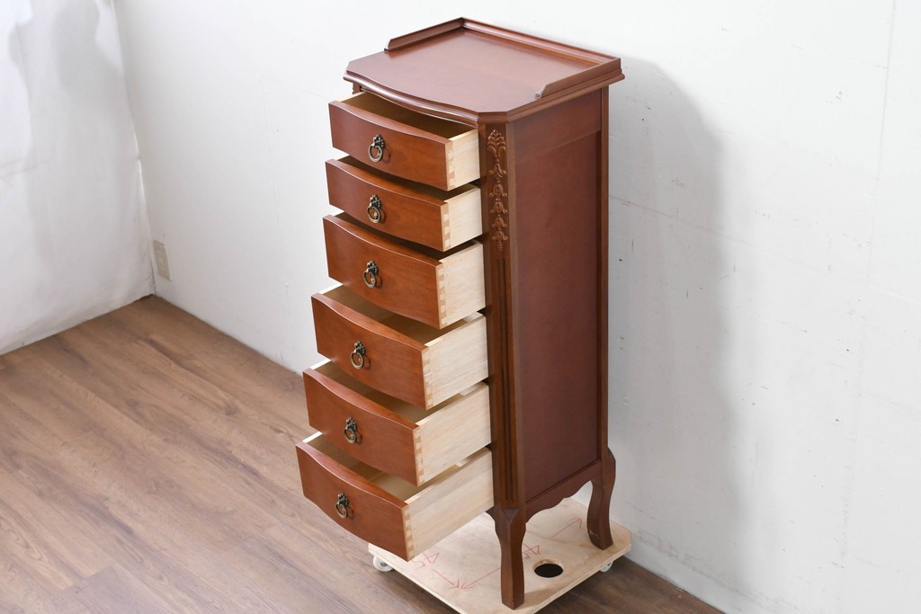 中古　美品　希少な廃番品　LYNN・HOLLYN(リン・ホーリン)　細かな装飾と曲線脚が上品な縦型チェスト　(R-085992)