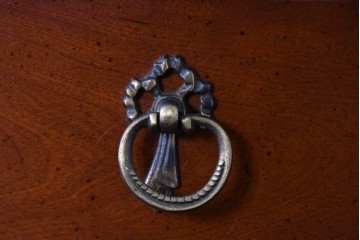 中古　美品　希少な廃番品　LYNN・HOLLYN(リン・ホーリン)　細かな装飾と曲線脚が上品な縦型チェスト　(R-085992)