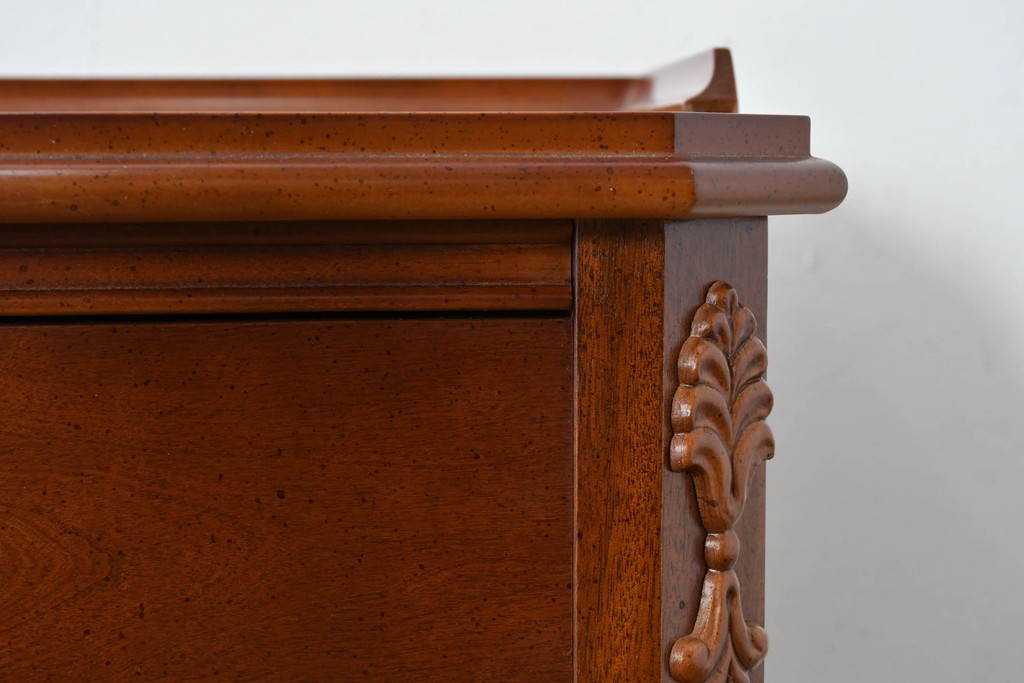 中古　美品　希少な廃番品　LYNN・HOLLYN(リン・ホーリン)　細かな装飾と曲線脚が上品な縦型チェスト　(R-085992)