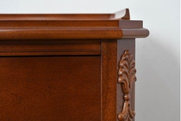 中古　美品　希少な廃番品　LYNN・HOLLYN(リン・ホーリン)　細かな装飾と曲線脚が上品な縦型チェスト　(R-085992)