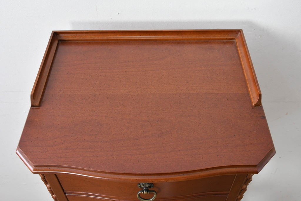 中古　美品　希少な廃番品　LYNN・HOLLYN(リン・ホーリン)　細かな装飾と曲線脚が上品な縦型チェスト　(R-085992)