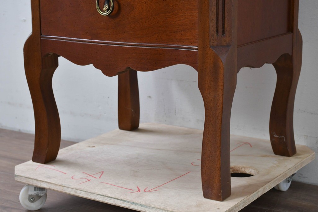 中古　美品　希少な廃番品　LYNN・HOLLYN(リン・ホーリン)　細かな装飾と曲線脚が上品な縦型チェスト　(R-085992)