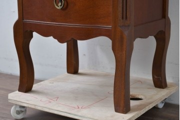 中古　美品　希少な廃番品　LYNN・HOLLYN(リン・ホーリン)　細かな装飾と曲線脚が上品な縦型チェスト　(R-085992)