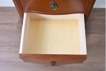 中古　美品　希少な廃番品　LYNN・HOLLYN(リン・ホーリン)　細かな装飾と曲線脚が上品な縦型チェスト　(R-085992)