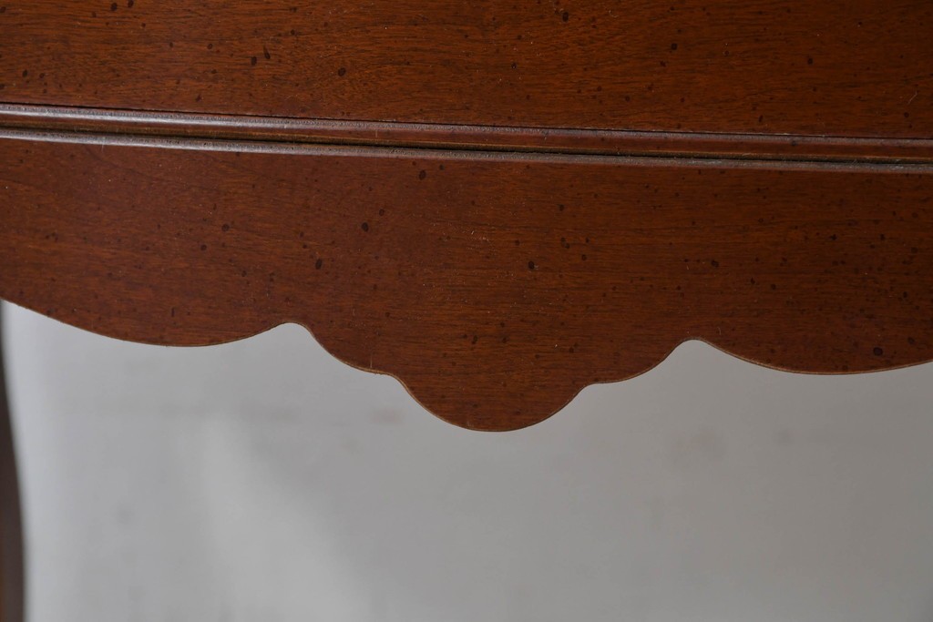 中古　美品　希少な廃番品　LYNN・HOLLYN(リン・ホーリン)　細かな装飾と曲線脚が上品な縦型チェスト　(R-085992)