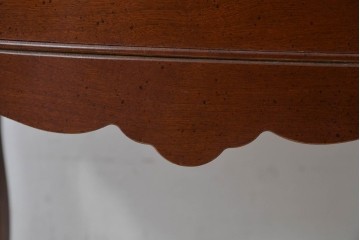 中古　美品　希少な廃番品　LYNN・HOLLYN(リン・ホーリン)　細かな装飾と曲線脚が上品な縦型チェスト　(R-085992)