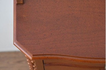 中古　美品　希少な廃番品　LYNN・HOLLYN(リン・ホーリン)　細かな装飾と曲線脚が上品な縦型チェスト　(R-085992)