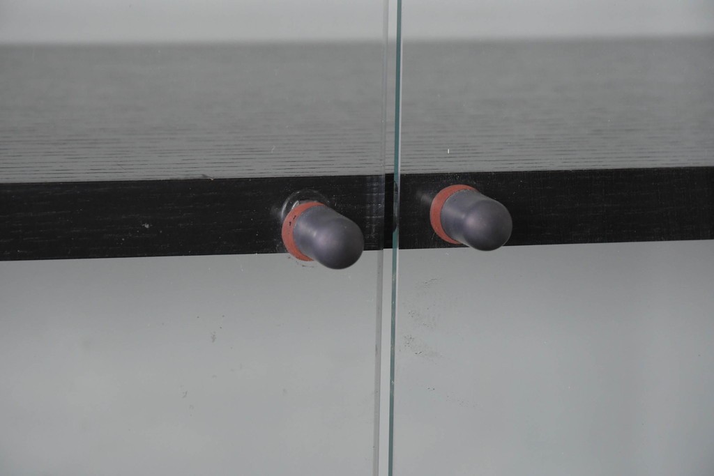 中古　希少モデル　Cassina(カッシーナ)　Brera(ブレラ)　ピエロ・デ・マルティーニ(Piero De Martini)　ガラス扉付きのキャビネット　(R-085995)