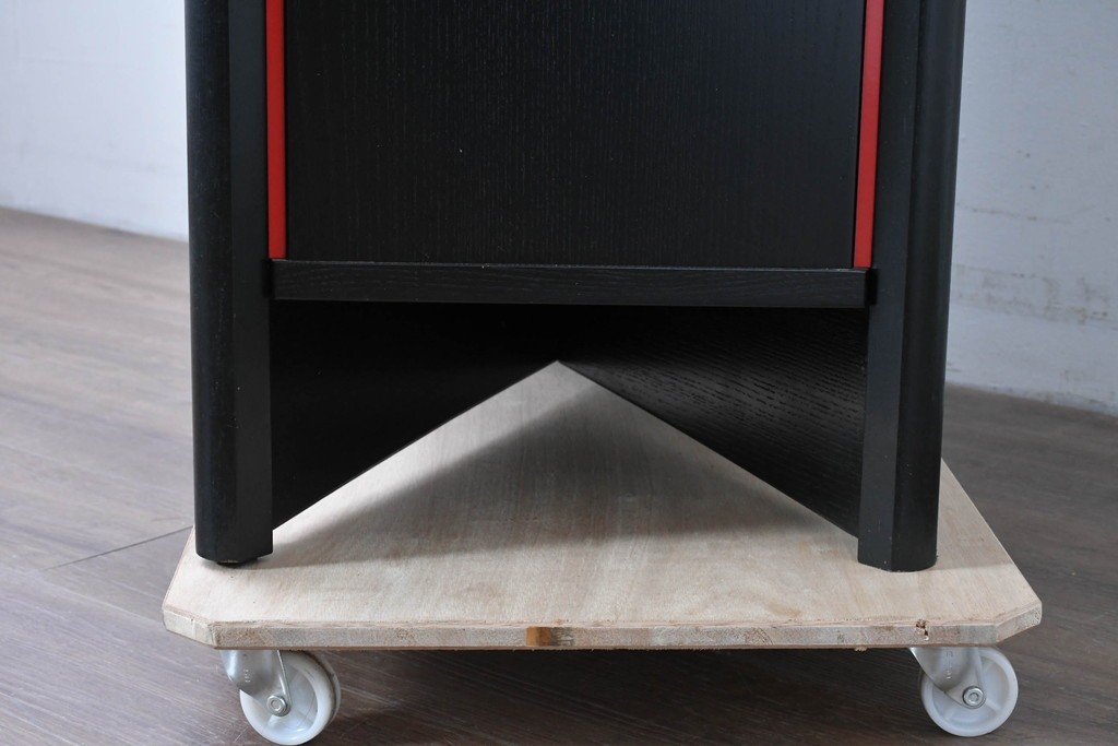 中古　希少モデル　Cassina(カッシーナ)　Brera(ブレラ)　ピエロ・デ・マルティーニ(Piero De Martini)　ガラス扉付きのキャビネット　(R-085995)