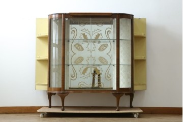 イギリスアンティーク　希少デザイン　BARGET BUILT(バーゲット・ビルト)　両サイドに隠し収納が付いたミラーバックガラスキャビネット　(R-085997)