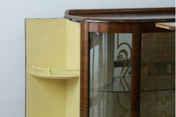 イギリスアンティーク　希少デザイン　BARGET BUILT(バーゲット・ビルト)　両サイドに隠し収納が付いたミラーバックガラスキャビネット　(R-085997)