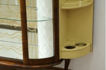 イギリスアンティーク　希少デザイン　BARGET BUILT(バーゲット・ビルト)　両サイドに隠し収納が付いたミラーバックガラスキャビネット　(R-085997)