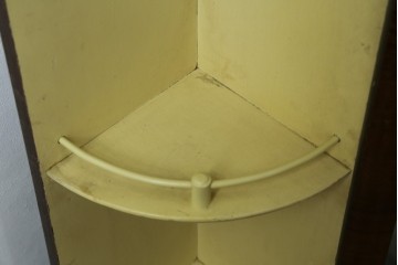 イギリスアンティーク　希少デザイン　BARGET BUILT(バーゲット・ビルト)　両サイドに隠し収納が付いたミラーバックガラスキャビネット　(R-085997)