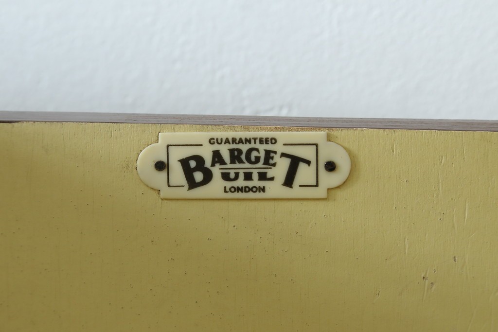 イギリスアンティーク　希少デザイン　BARGET BUILT(バーゲット・ビルト)　両サイドに隠し収納が付いたミラーバックガラスキャビネット　(R-085997)