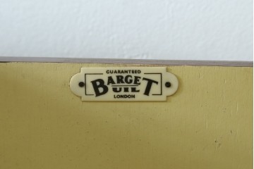 イギリスアンティーク　希少デザイン　BARGET BUILT(バーゲット・ビルト)　両サイドに隠し収納が付いたミラーバックガラスキャビネット　(R-085997)