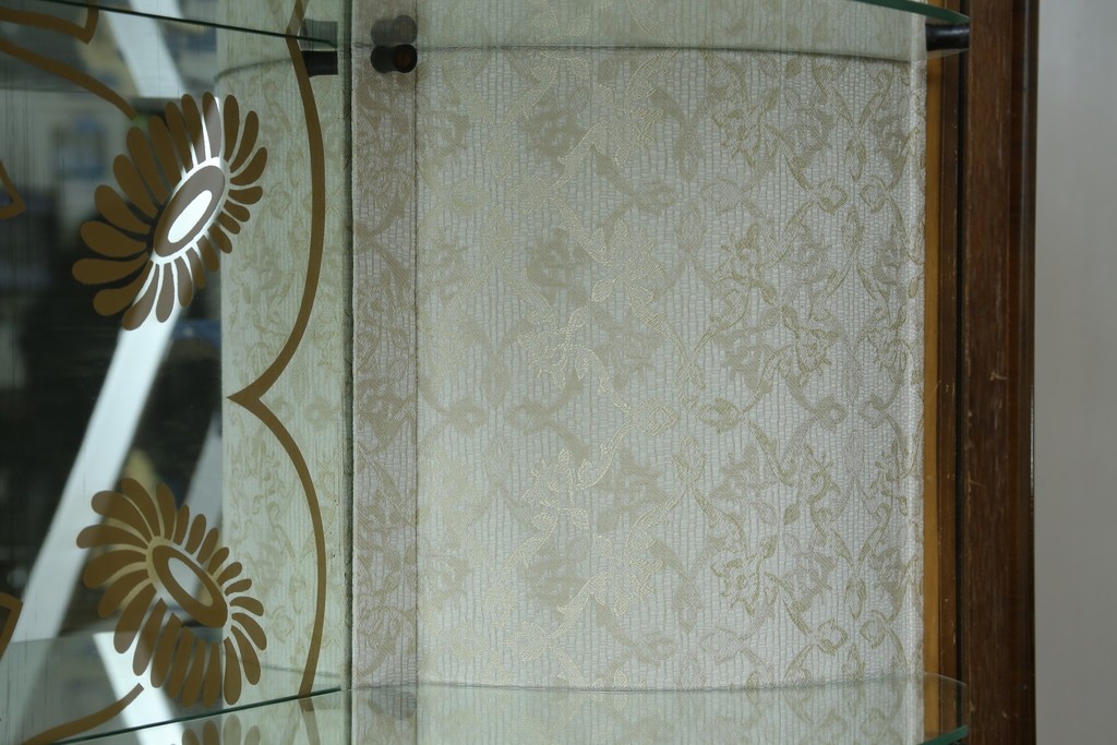 イギリスアンティーク　希少デザイン　BARGET BUILT(バーゲット・ビルト)　両サイドに隠し収納が付いたミラーバックガラスキャビネット　(R-085997)