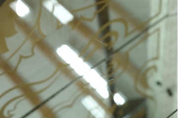 イギリスアンティーク　希少デザイン　BARGET BUILT(バーゲット・ビルト)　両サイドに隠し収納が付いたミラーバックガラスキャビネット　(R-085997)