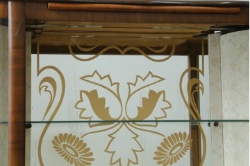 イギリスアンティーク　希少デザイン　BARGET BUILT(バーゲット・ビルト)　両サイドに隠し収納が付いたミラーバックガラスキャビネット　(R-085997)