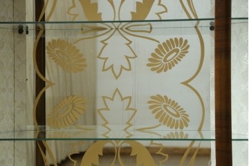 イギリスアンティーク　希少デザイン　BARGET BUILT(バーゲット・ビルト)　両サイドに隠し収納が付いたミラーバックガラスキャビネット　(R-085997)