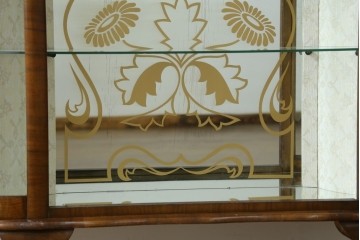 イギリスアンティーク　希少デザイン　BARGET BUILT(バーゲット・ビルト)　両サイドに隠し収納が付いたミラーバックガラスキャビネット　(R-085997)