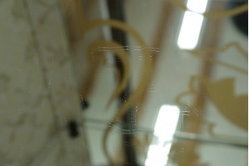 イギリスアンティーク　希少デザイン　BARGET BUILT(バーゲット・ビルト)　両サイドに隠し収納が付いたミラーバックガラスキャビネット　(R-085997)