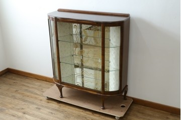 イギリスアンティーク　希少デザイン　BARGET BUILT(バーゲット・ビルト)　両サイドに隠し収納が付いたミラーバックガラスキャビネット　(R-085997)