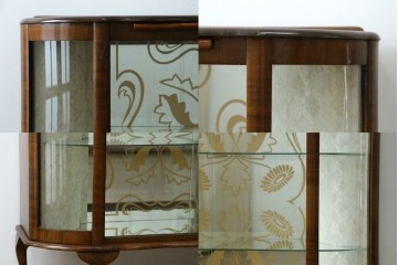 イギリスアンティーク　希少デザイン　BARGET BUILT(バーゲット・ビルト)　両サイドに隠し収納が付いたミラーバックガラスキャビネット　(R-085997)