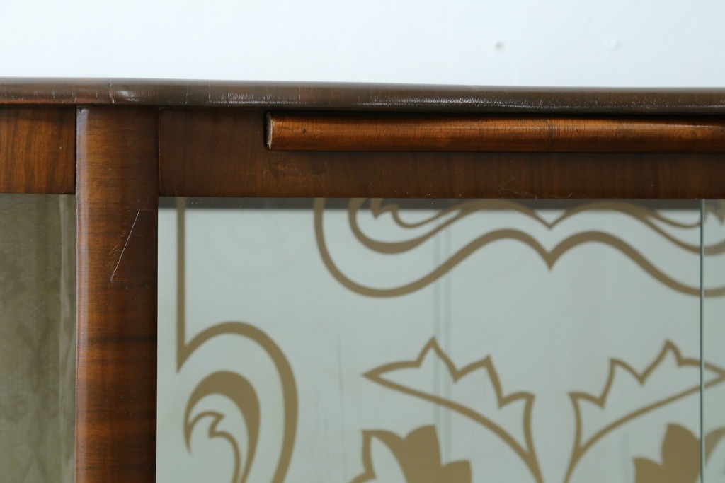 イギリスアンティーク　希少デザイン　BARGET BUILT(バーゲット・ビルト)　両サイドに隠し収納が付いたミラーバックガラスキャビネット　(R-085997)