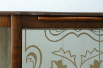 イギリスアンティーク　希少デザイン　BARGET BUILT(バーゲット・ビルト)　両サイドに隠し収納が付いたミラーバックガラスキャビネット　(R-085997)