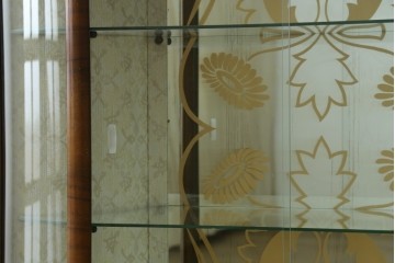 イギリスアンティーク　希少デザイン　BARGET BUILT(バーゲット・ビルト)　両サイドに隠し収納が付いたミラーバックガラスキャビネット　(R-085997)