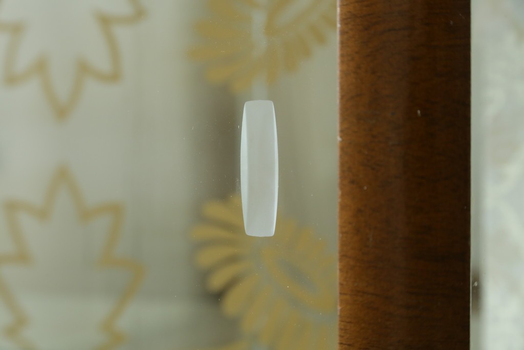 イギリスアンティーク　希少デザイン　BARGET BUILT(バーゲット・ビルト)　両サイドに隠し収納が付いたミラーバックガラスキャビネット　(R-085997)