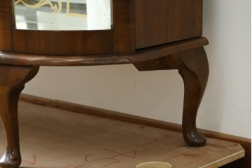 イギリスアンティーク　希少デザイン　BARGET BUILT(バーゲット・ビルト)　両サイドに隠し収納が付いたミラーバックガラスキャビネット　(R-085997)