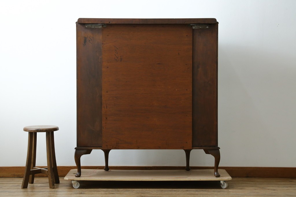 イギリスアンティーク　希少デザイン　BARGET BUILT(バーゲット・ビルト)　両サイドに隠し収納が付いたミラーバックガラスキャビネット　(R-085997)