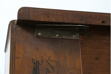 イギリスアンティーク　希少デザイン　BARGET BUILT(バーゲット・ビルト)　両サイドに隠し収納が付いたミラーバックガラスキャビネット　(R-085997)