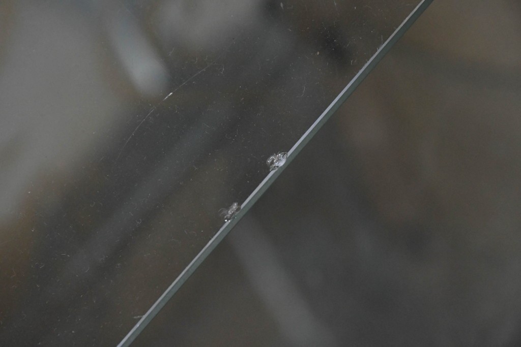 イギリスアンティーク　希少デザイン　BARGET BUILT(バーゲット・ビルト)　両サイドに隠し収納が付いたミラーバックガラスキャビネット　(R-085997)