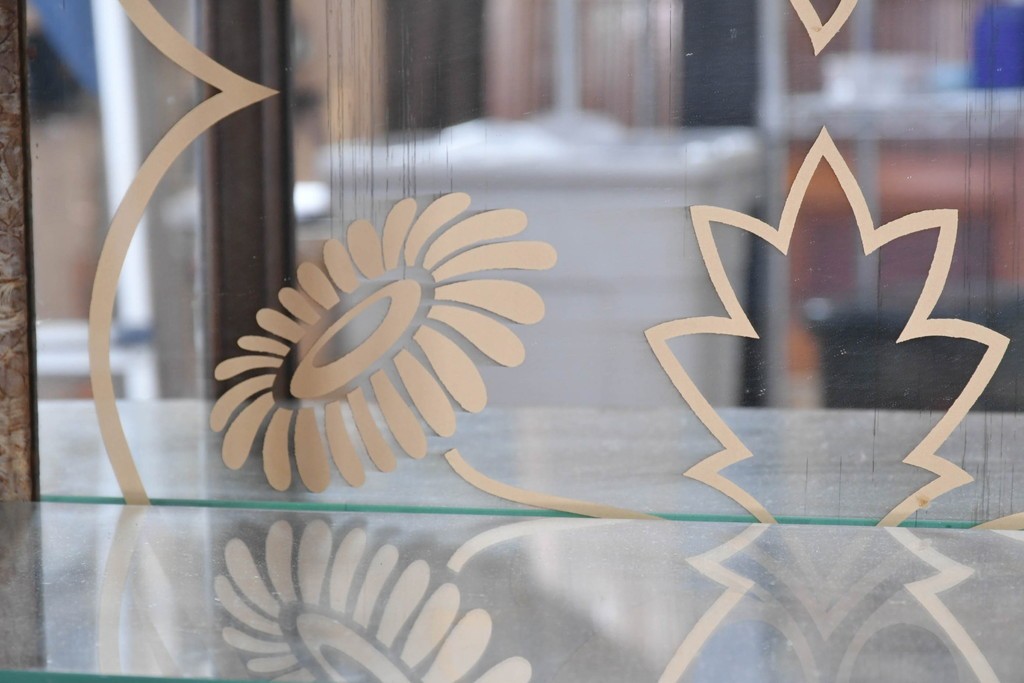 イギリスアンティーク　希少デザイン　BARGET BUILT(バーゲット・ビルト)　両サイドに隠し収納が付いたミラーバックガラスキャビネット　(R-085997)