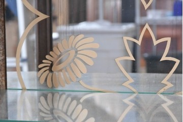 イギリスアンティーク　希少デザイン　BARGET BUILT(バーゲット・ビルト)　両サイドに隠し収納が付いたミラーバックガラスキャビネット　(R-085997)