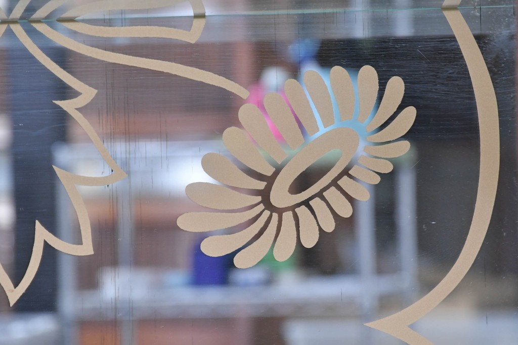 イギリスアンティーク　希少デザイン　BARGET BUILT(バーゲット・ビルト)　両サイドに隠し収納が付いたミラーバックガラスキャビネット　(R-085997)