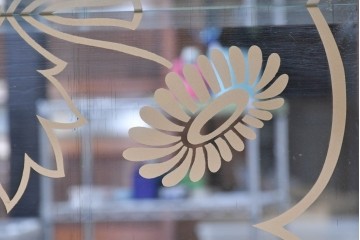 イギリスアンティーク　希少デザイン　BARGET BUILT(バーゲット・ビルト)　両サイドに隠し収納が付いたミラーバックガラスキャビネット　(R-085997)