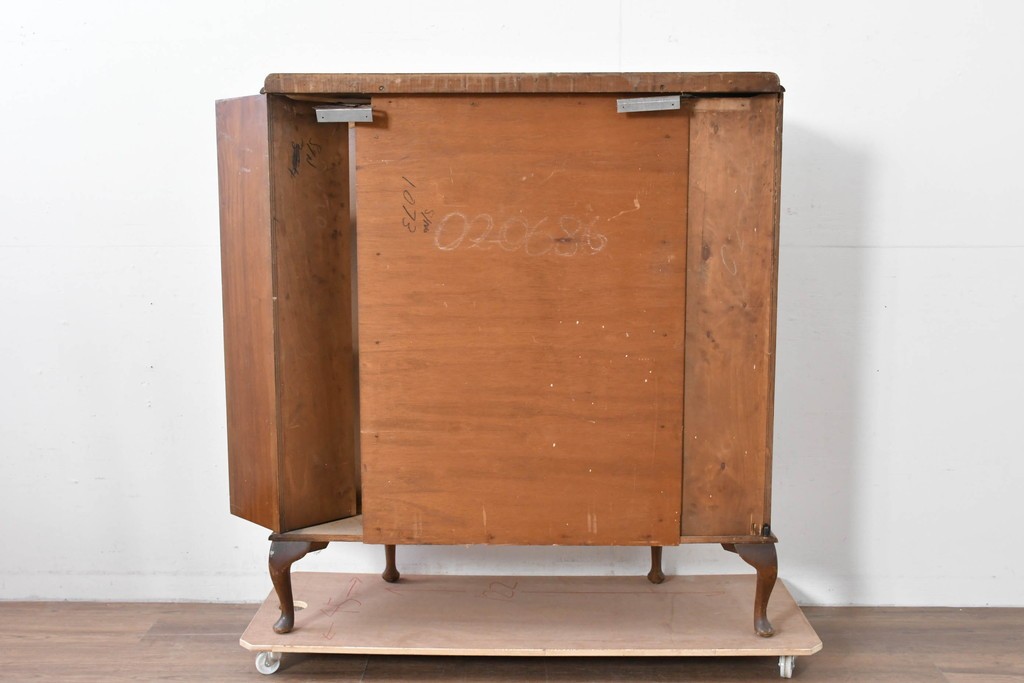 イギリスアンティーク　希少デザイン　BARGET BUILT(バーゲット・ビルト)　両サイドに隠し収納が付いたミラーバックガラスキャビネット　(R-085997)