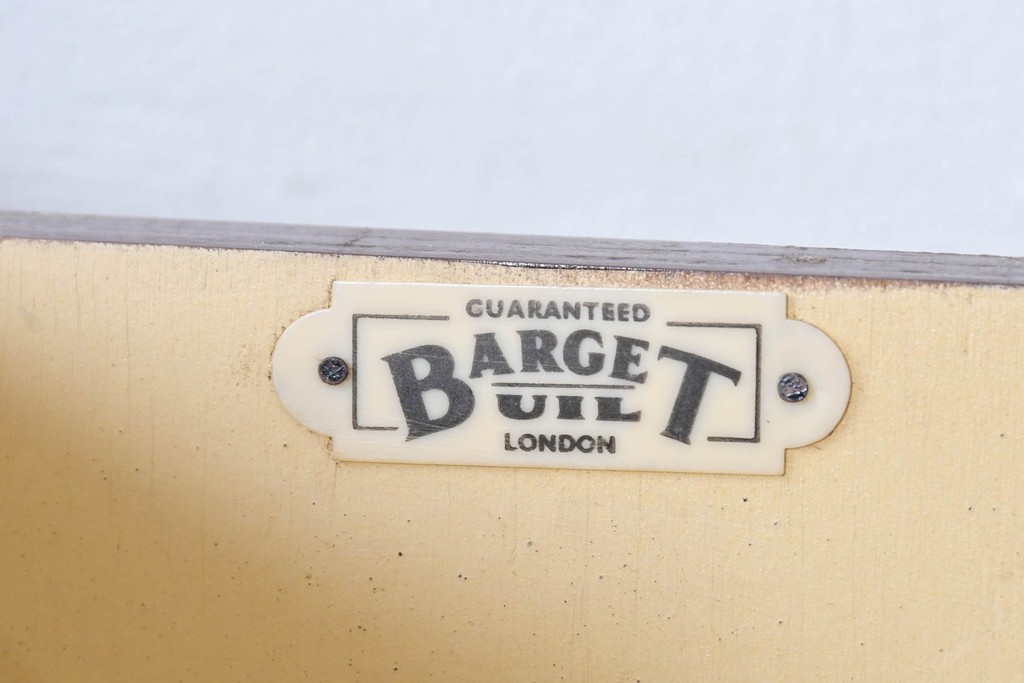 イギリスアンティーク　希少デザイン　BARGET BUILT(バーゲット・ビルト)　両サイドに隠し収納が付いたミラーバックガラスキャビネット　(R-085997)