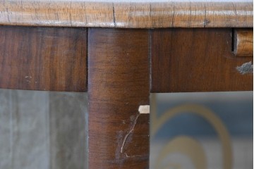 イギリスアンティーク　希少デザイン　BARGET BUILT(バーゲット・ビルト)　両サイドに隠し収納が付いたミラーバックガラスキャビネット　(R-085997)