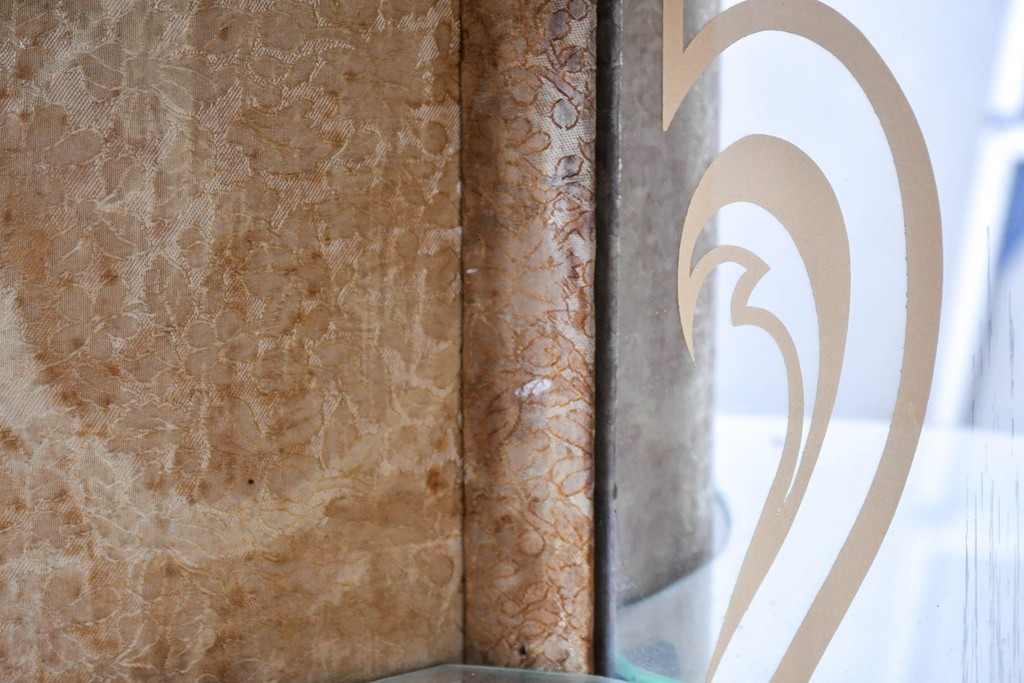 イギリスアンティーク　希少デザイン　BARGET BUILT(バーゲット・ビルト)　両サイドに隠し収納が付いたミラーバックガラスキャビネット　(R-085997)