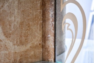 イギリスアンティーク　希少デザイン　BARGET BUILT(バーゲット・ビルト)　両サイドに隠し収納が付いたミラーバックガラスキャビネット　(R-085997)