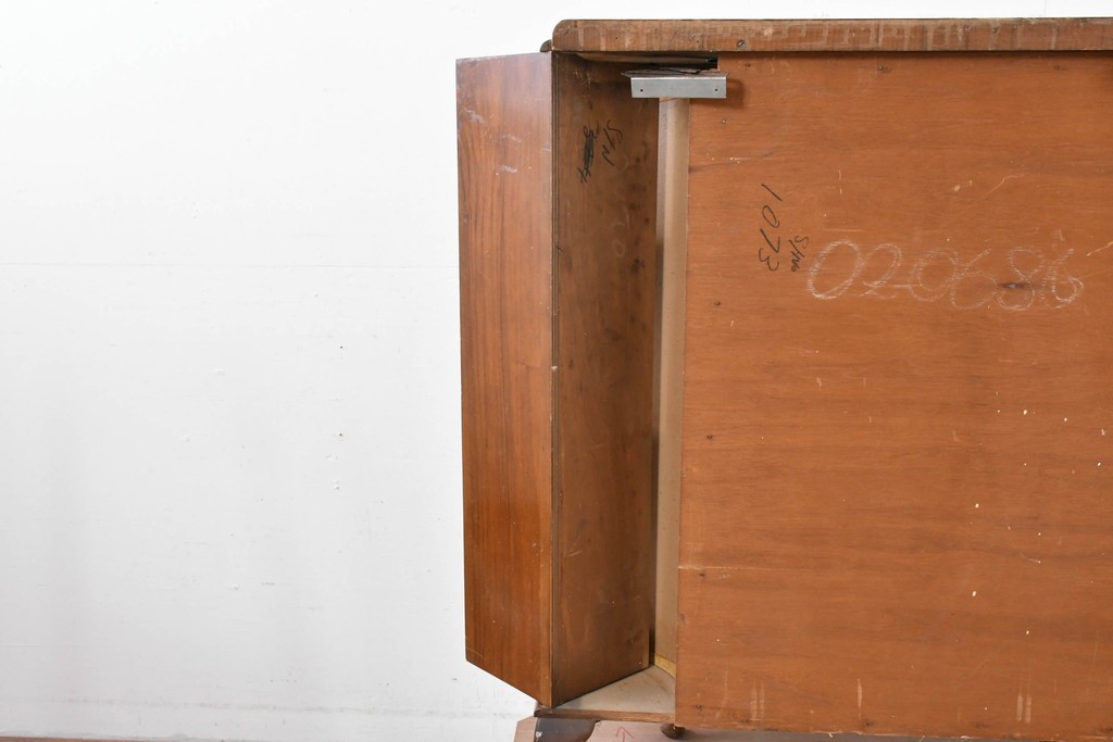 イギリスアンティーク　希少デザイン　BARGET BUILT(バーゲット・ビルト)　両サイドに隠し収納が付いたミラーバックガラスキャビネット　(R-085997)