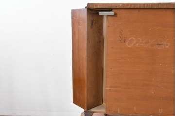 イギリスアンティーク　希少デザイン　BARGET BUILT(バーゲット・ビルト)　両サイドに隠し収納が付いたミラーバックガラスキャビネット　(R-085997)