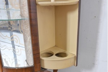 イギリスアンティーク　希少デザイン　BARGET BUILT(バーゲット・ビルト)　両サイドに隠し収納が付いたミラーバックガラスキャビネット　(R-085997)